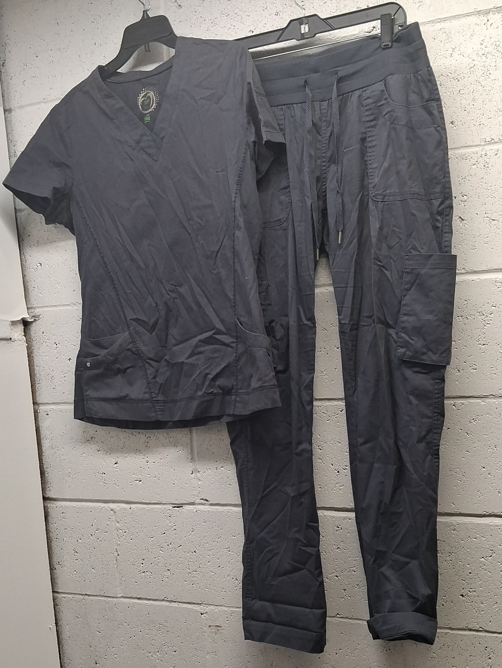 NWOT Womens Health Pro Dark Gray Medical Scrub Set V-Neck Top & Drawstring Pants